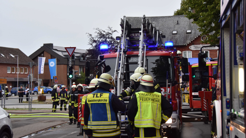 Dachstuhlbrand in Steinbergkirche - Großeinsatz für fünf Feuerwehren
