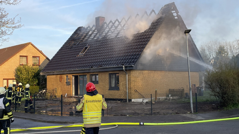 Einfamilienhaus in Silberstedt durch Feuer zerstört - Großeinsatz an Ostermontag