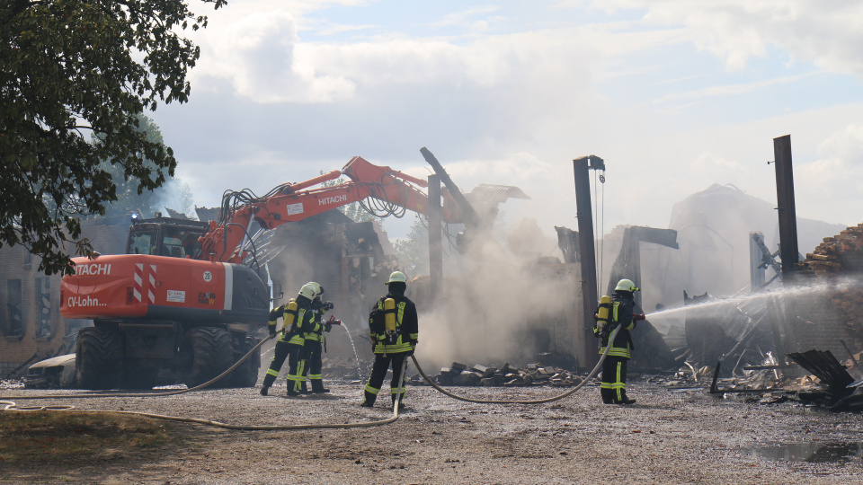 Großfeuer in Twedt - Rauchwolke weithin im Kreisgebiet sichtbar