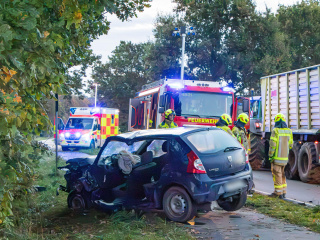 Schwerer Verkehrsunfall bei Böel – Fahrer in Personenkraftwagen eingeklemmt
