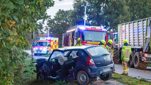 Schwerer Verkehrsunfall bei Böel – Fahrer in Personenkraftwagen eingeklemmt
