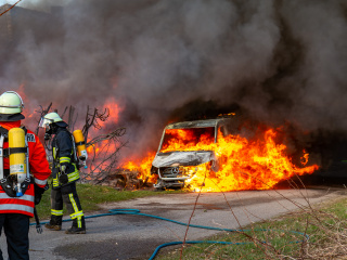 Feuer an Ostermontag - Feuerwehren verhinden Übergreifen in Schnarup-Thumby