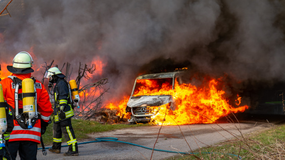 Feuer an Ostermontag - Feuerwehren verhinden Übergreifen in Schnarup-Thumby