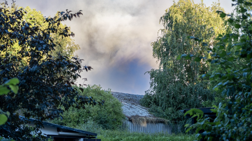 Großbrand auf landwirtschaftlichem Betrieb in Brodersby zerstört Lagerhalle