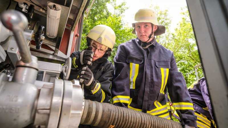 Grundlehrgang bestanden: Eckenerschule in Flensburg hat 25 neue Feuerwehrleute ausgebildet