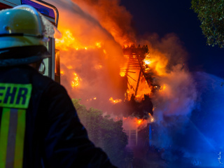 Großbrand nach Gewitter fordert rund 100 Einsatzkräfte