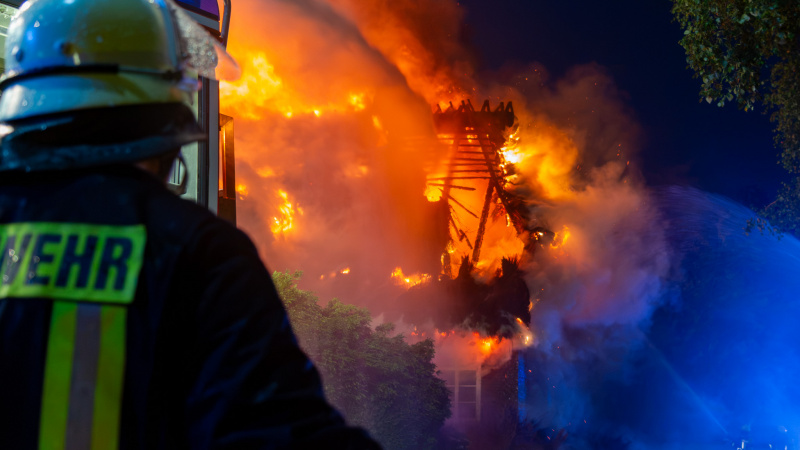 Großbrand nach Gewitter fordert rund 100 Einsatzkräfte